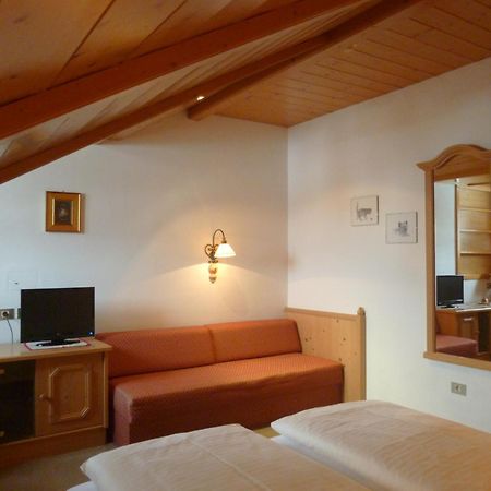 Hotel Holzer Sexten Ruang foto
