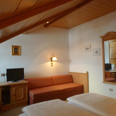 Hotel Holzer Sexten Ruang foto