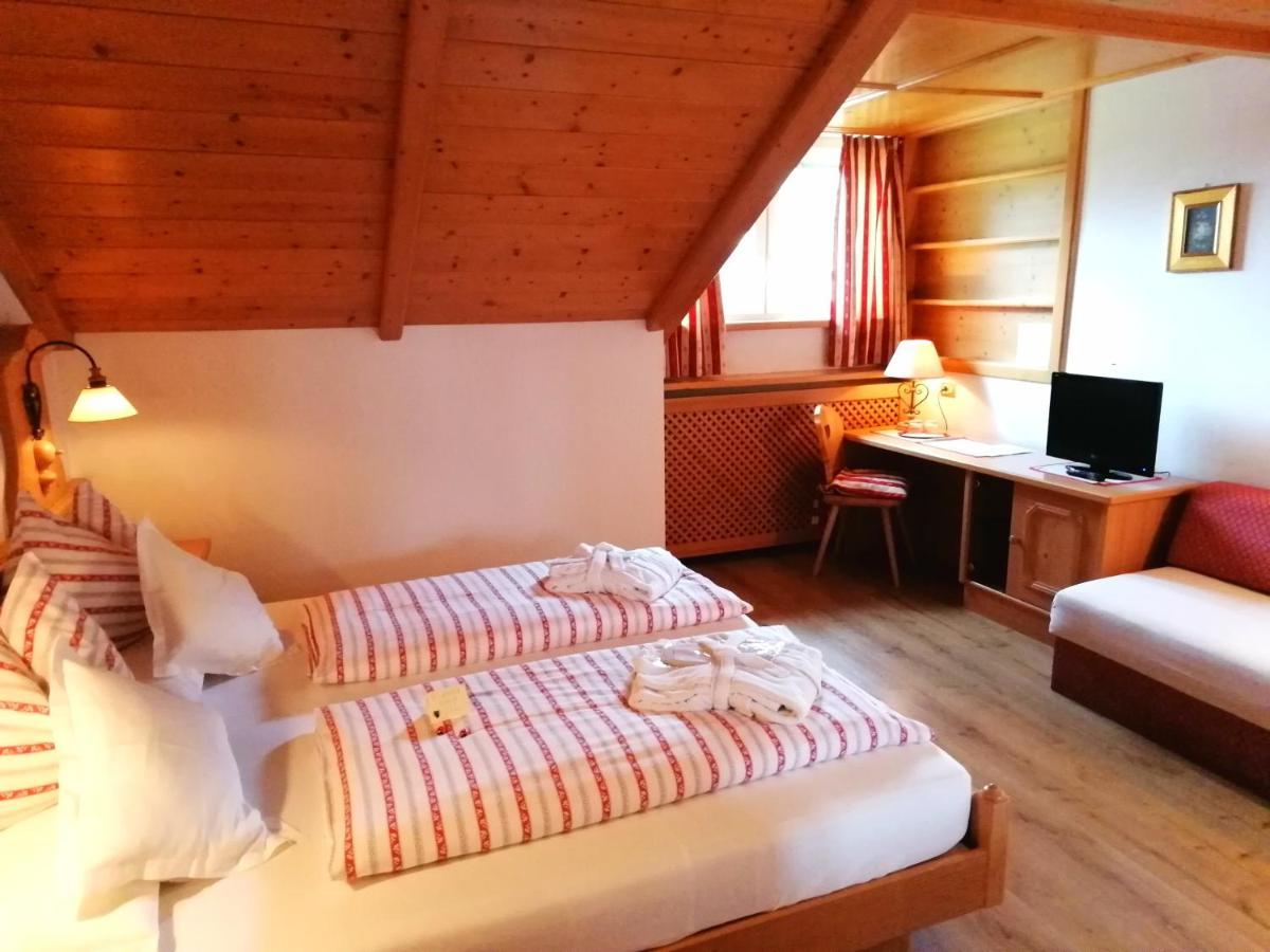 Hotel Holzer Sexten Bagian luar foto