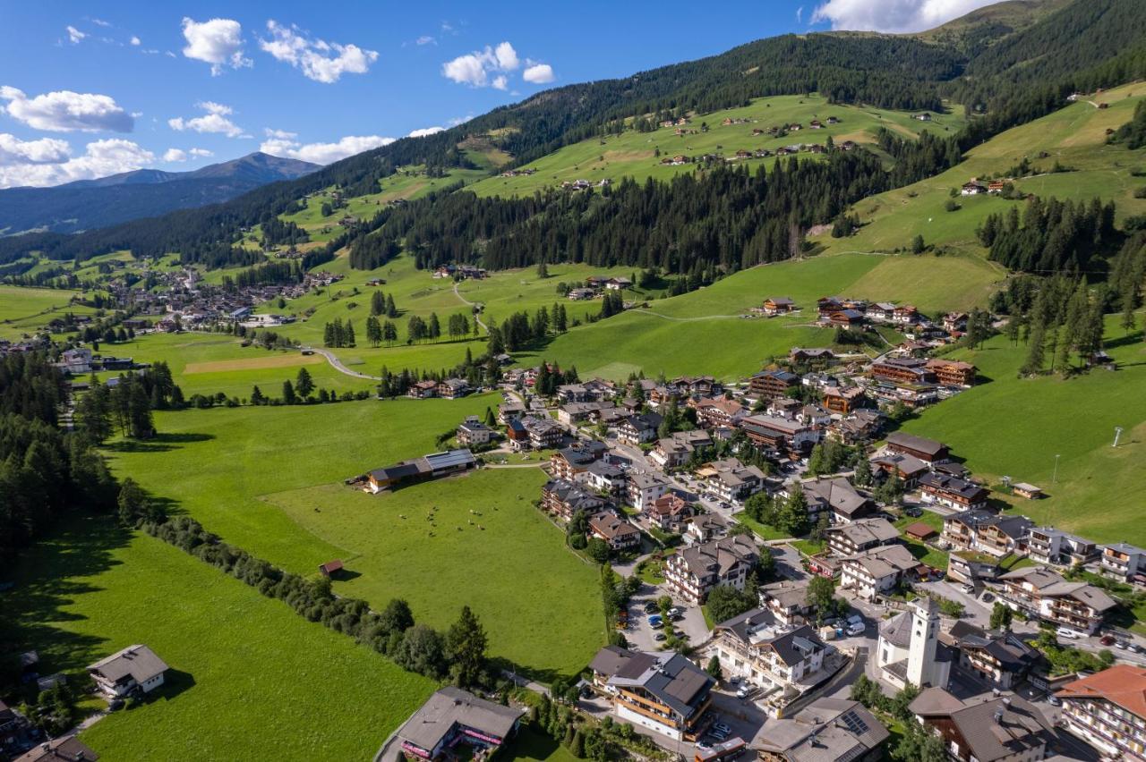 Hotel Holzer Sexten Bagian luar foto