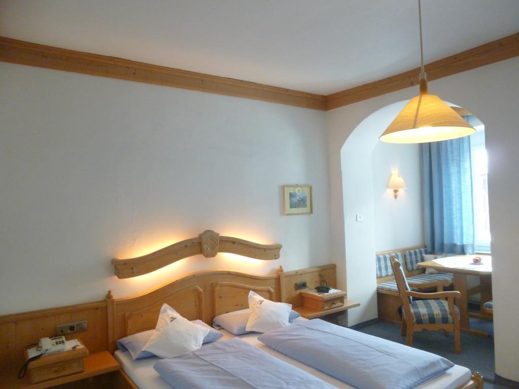 Hotel Holzer Sexten Ruang foto